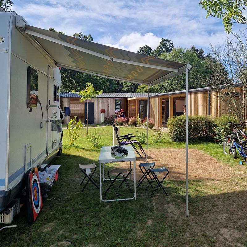 Camping-car avec auvent au camping à Saint-André-des-Eaux