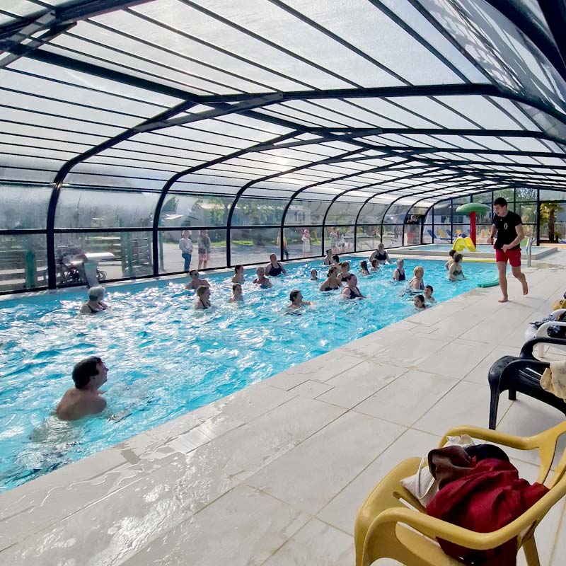 Vue de l'espace aquatique intérieur du camping en Bretagne sud