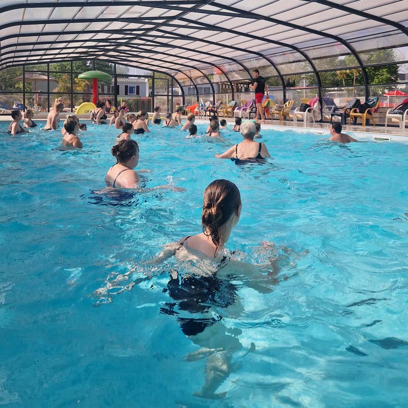 Campeuses dans l'espace aquatique intérieur du camping près de la Baule