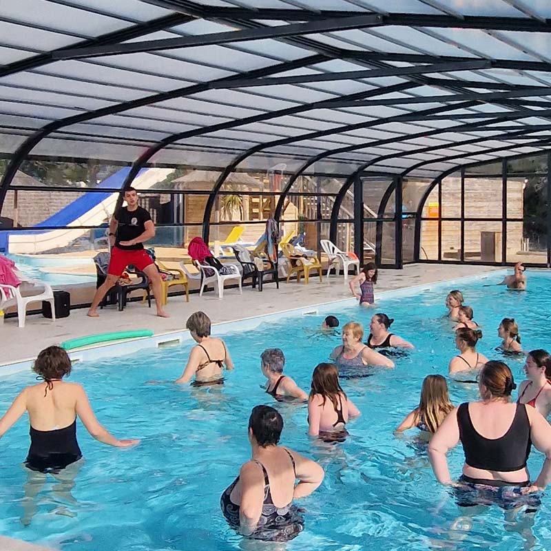 Groupe de campeuses pendant une séance d'aquagym en Bretagne sud