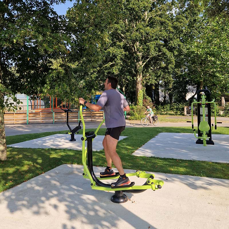 Machine de fitness en plein-air dans le parc du camping près de la Baule