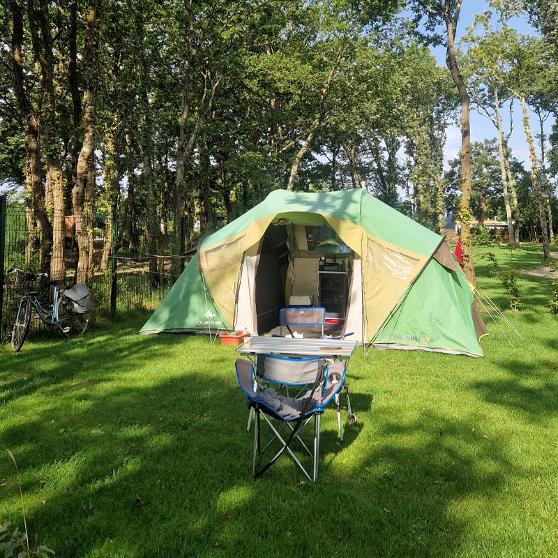 Tente plantée sous les arbres du parc du camping en Brière près de la Baule