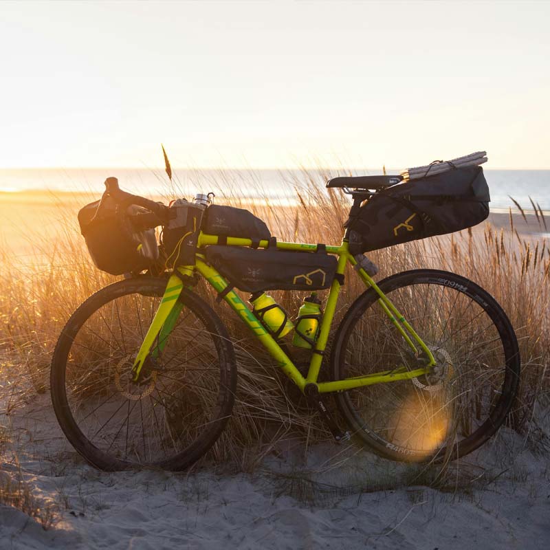 Vélo devant une plage en Bretagne sud près de Saint-André-des-Eaux