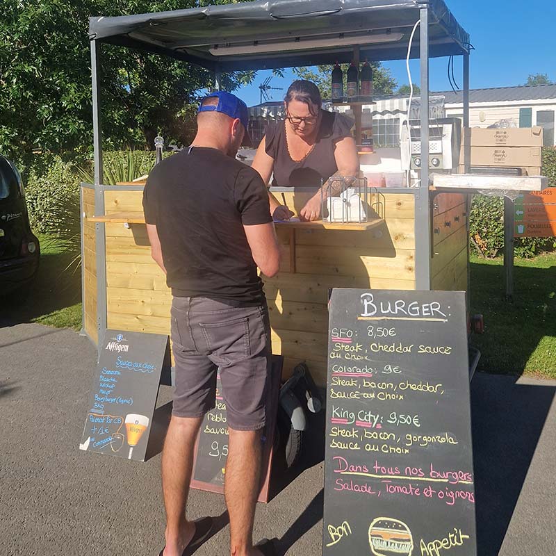 Stand de vente de hamburgers proche du camping près de la Baule