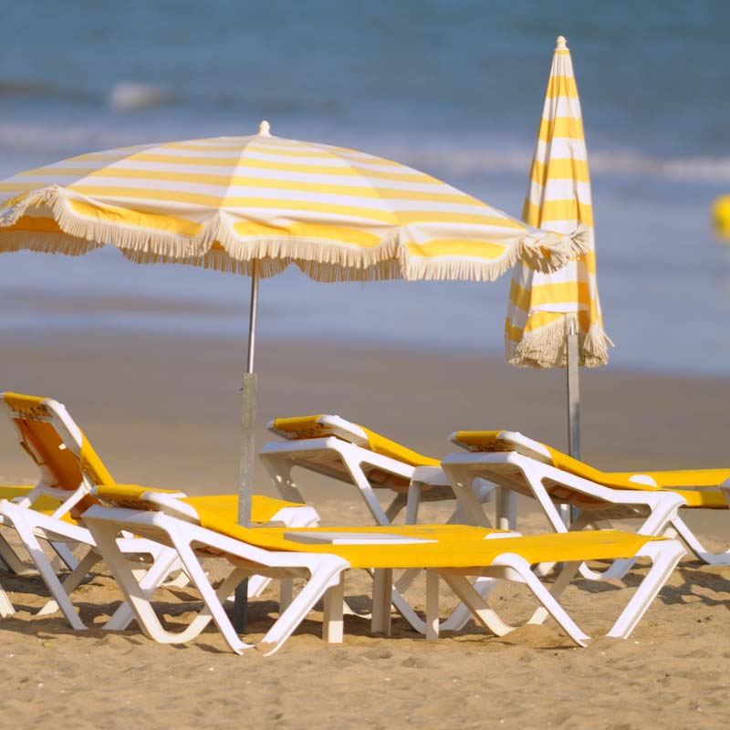 Parasol et transat sur la plage à la Baule proche du camping