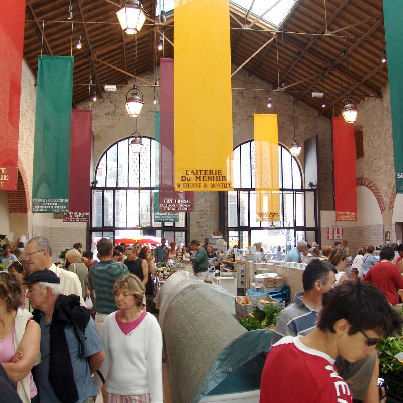 Marché couvert local avec produits bretons régionaux à Guérande