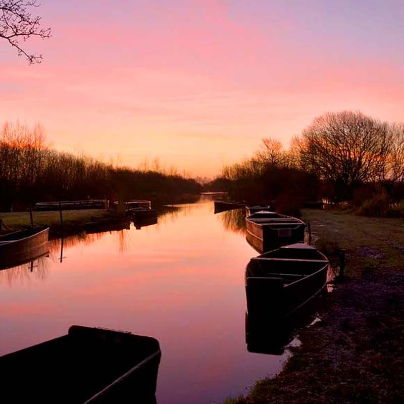 Coucher de soleil sur les barques au sein du marais de Brière proche du camping