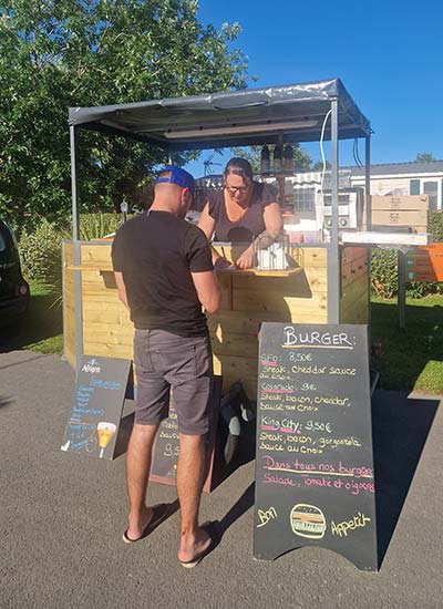 Stand de vente de hamburgers au camping en Brière