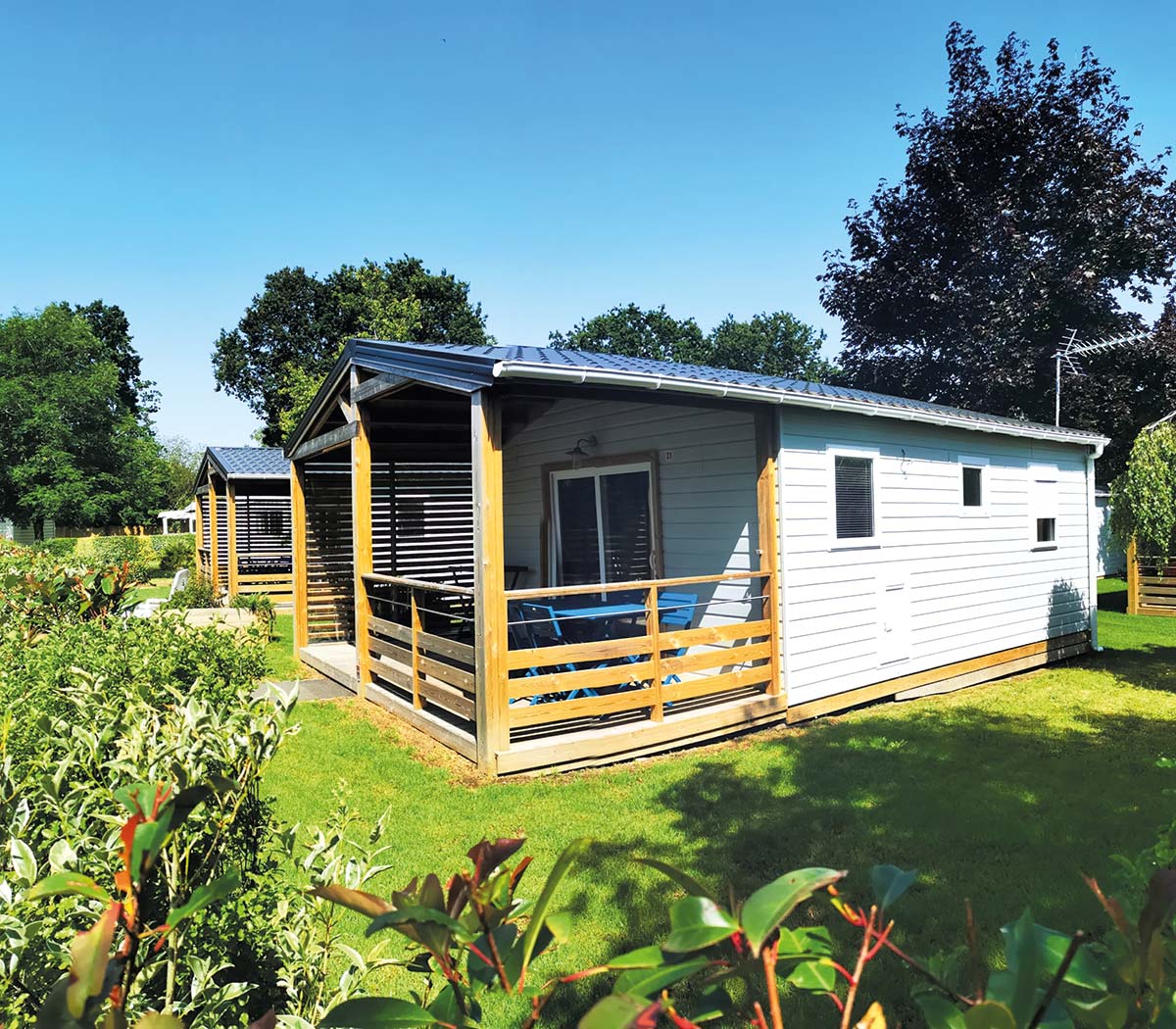 Chalet avec terrasse couverte au camping Les Chalands  Fleuris en Bretagne sud