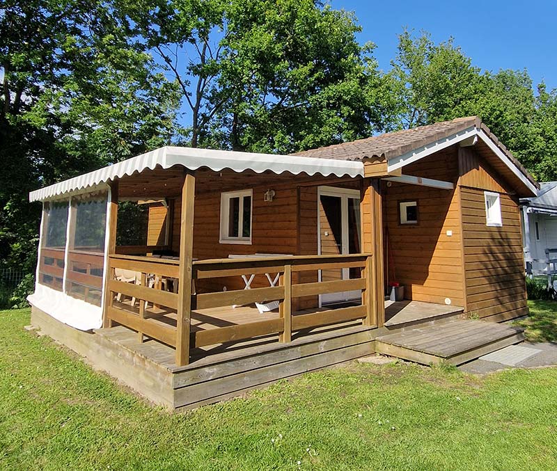 Chalet à louer en Brière avec terrasse en bois couverte près de la Baule