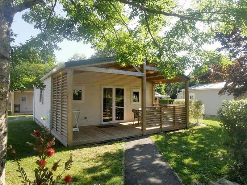 Chalet avec une vaste terrasse  dans le parc du camping en Bretagne sud