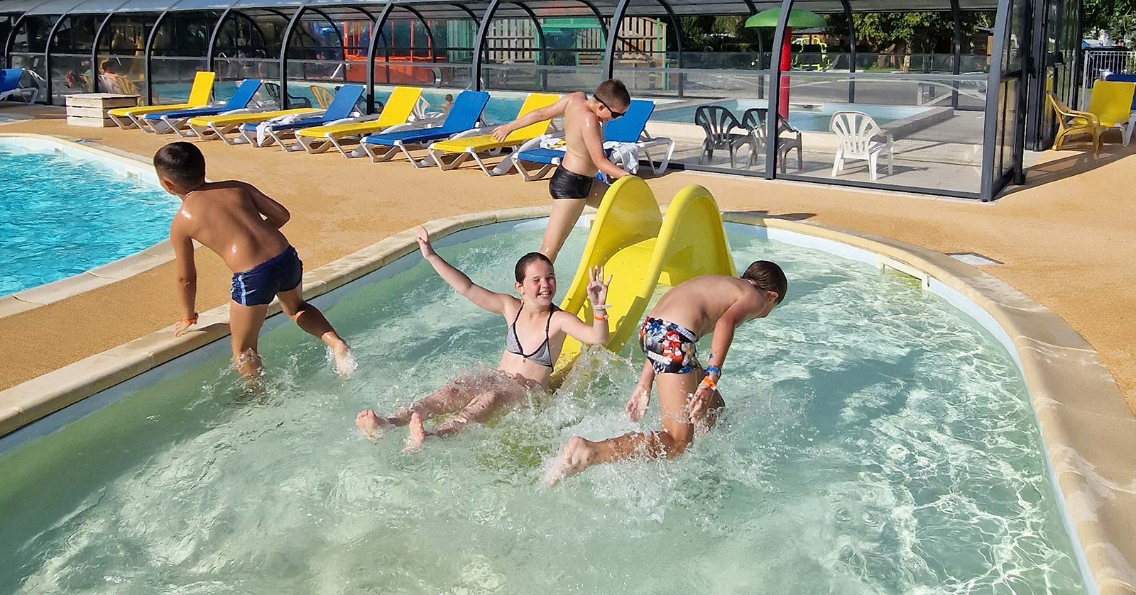 Espace aquatique ludique du camping les Chalands Fleuris à St André des Eaux