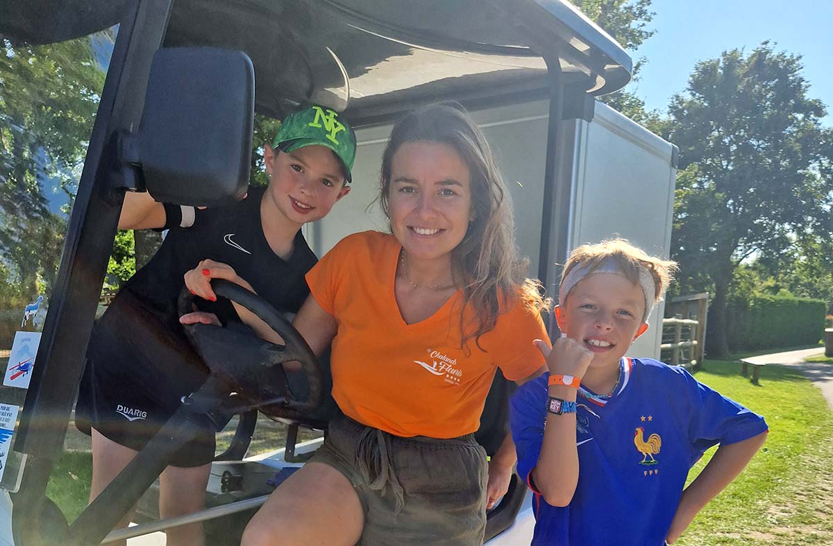 Enfants et leur mère dans le parc du camping près de la Baule