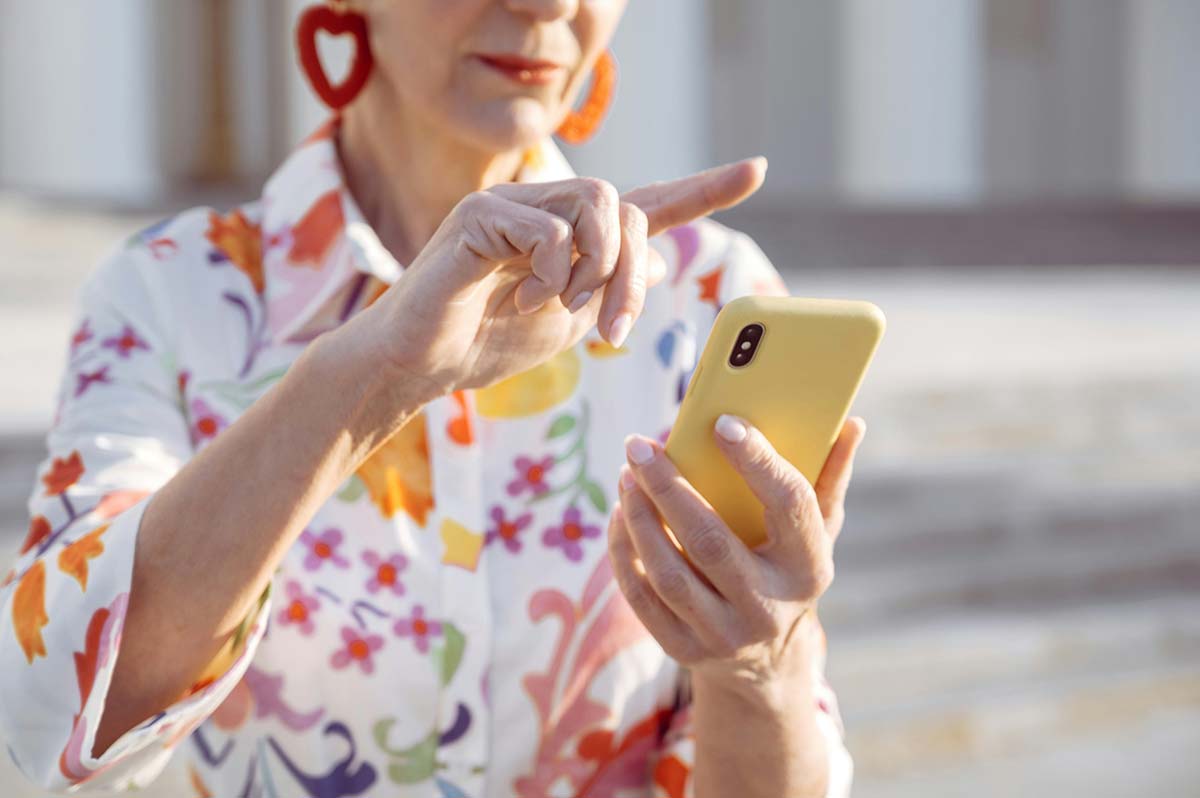 Femme utilisant la connexion wifi du camping en Bretagne sud